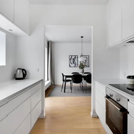 Sanders Arena - Inviting Two Bedroom Close To Metro Station Apartment *
