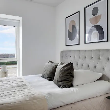 Apartment Sanders Arena - Inviting Two Bedroom Close To Metro Station